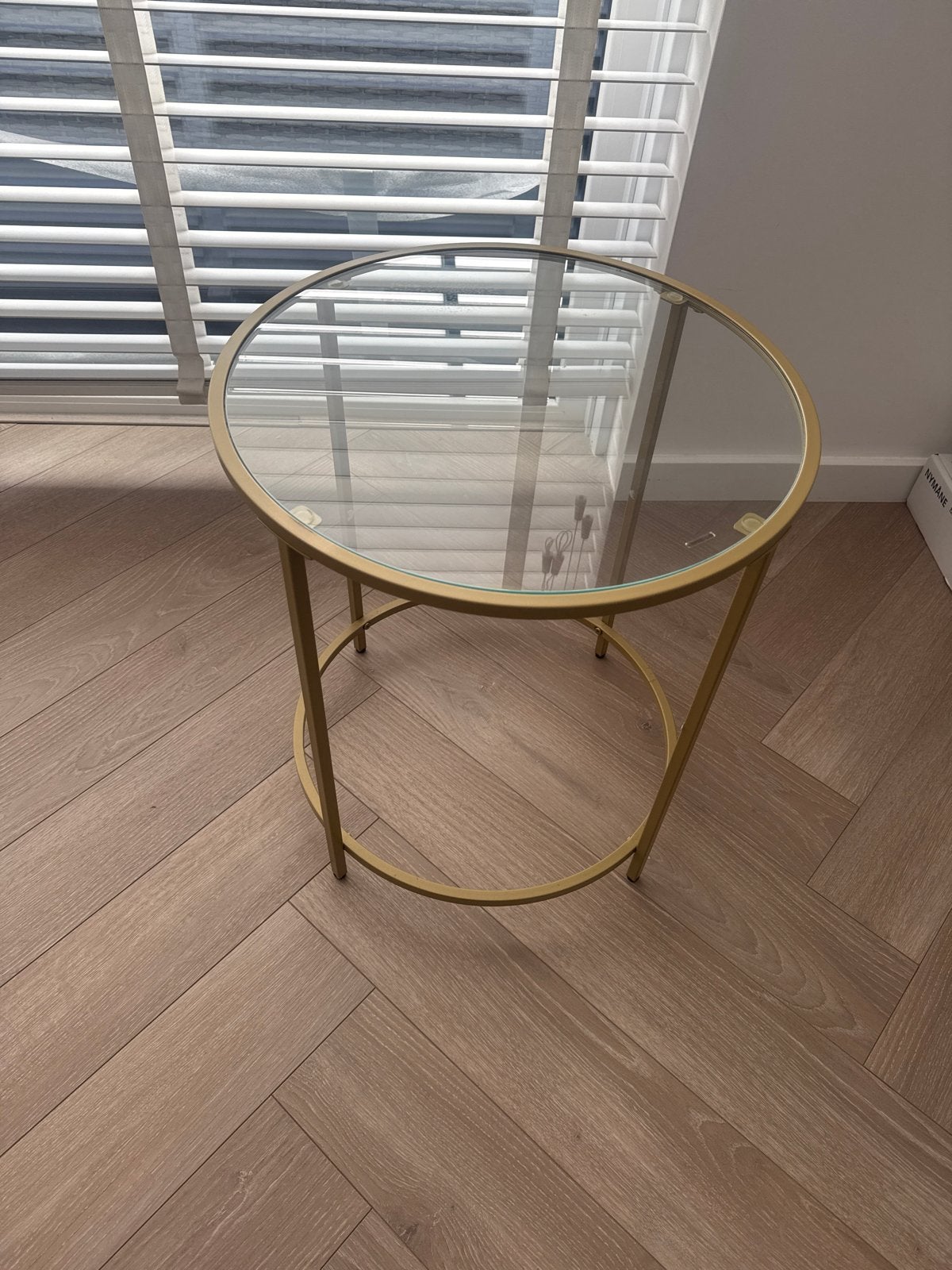 Mooie gouden bijzettafel met glazen blad, Minder dan 55 cm, Rond, Ophalen, 45 tot 60 cm