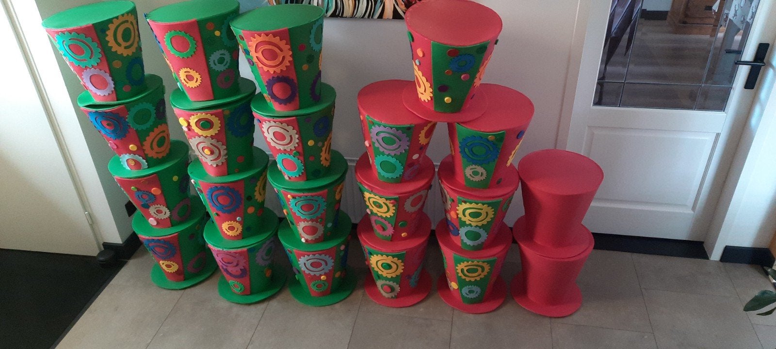 Carnaval Foamhoeden: 21 Grote Hoeden & 20 klein hoed diadeem, Kleding | Dames, Carnavalskleding en Feestkleding, Ophalen, Zo goed als nieuw