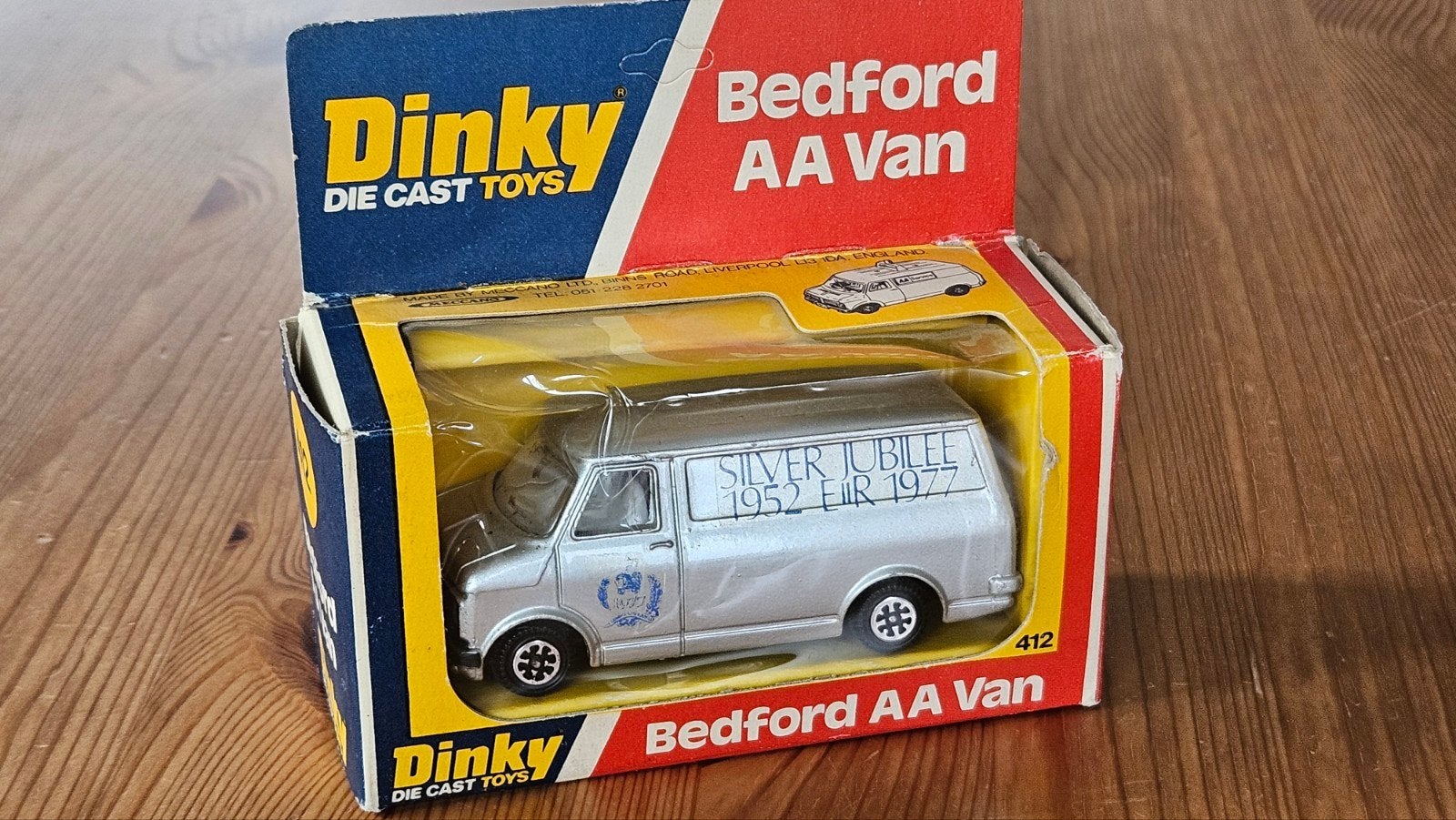Dinky Toys  Bedford 412 Silver Jubilee van, Ophalen of Verzenden, Nieuw, Auto, Dinky Toys