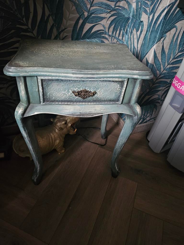 Mooi bijzet tafel of nachtkastje  hengsel kapot, Ophalen of Verzenden, Minder dan 45 cm