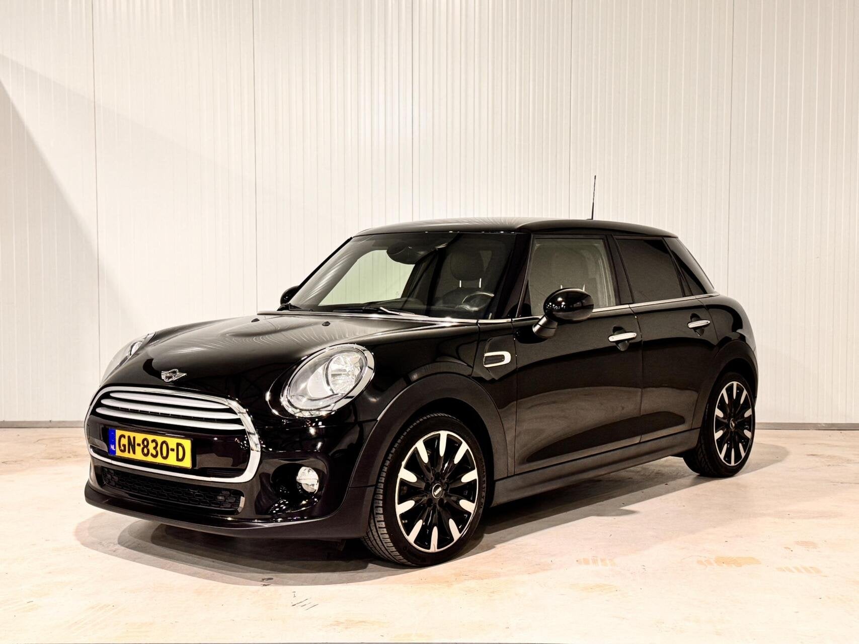 Mini 5-Deurs 1.5 Cooper Chili Serious Business|LEDER|CRUISE, Auto's, Mini, 136 pk, Gebruikt, Euro 6, Met garantie (alle)