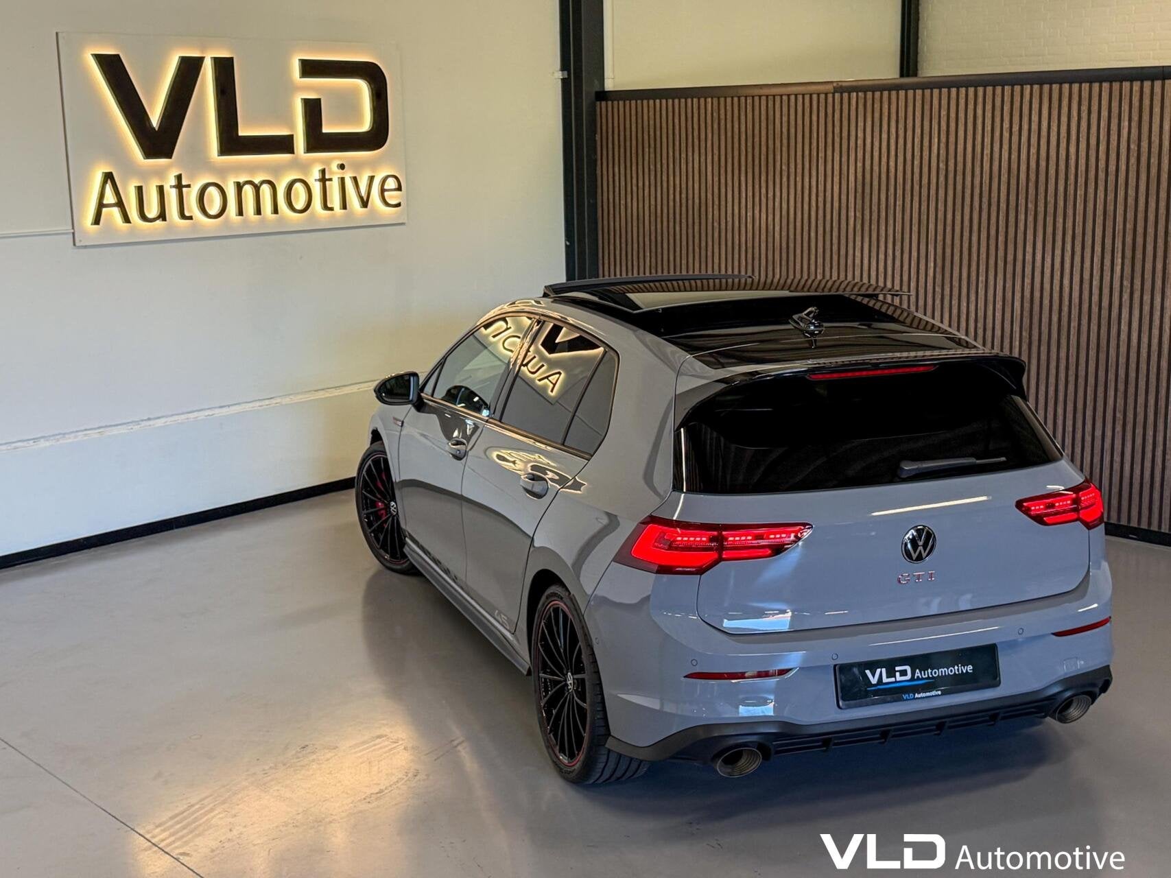 Volkswagen Golf 2.0 TSI GTI CLUBSPORT 45 JAHRE AKRA PANO IQ, Gebruikt, Huisgarantie, 4 cilinders, Bedrijf