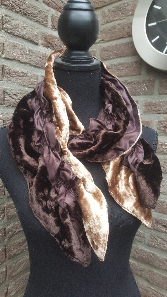 Bruine aparte sjaal Lengte 130 cm, Kleding | Dames, Mutsen, Sjaals en Handschoenen, Ophalen of Verzenden, Nieuw, Maat 46/48 (XL) of groter