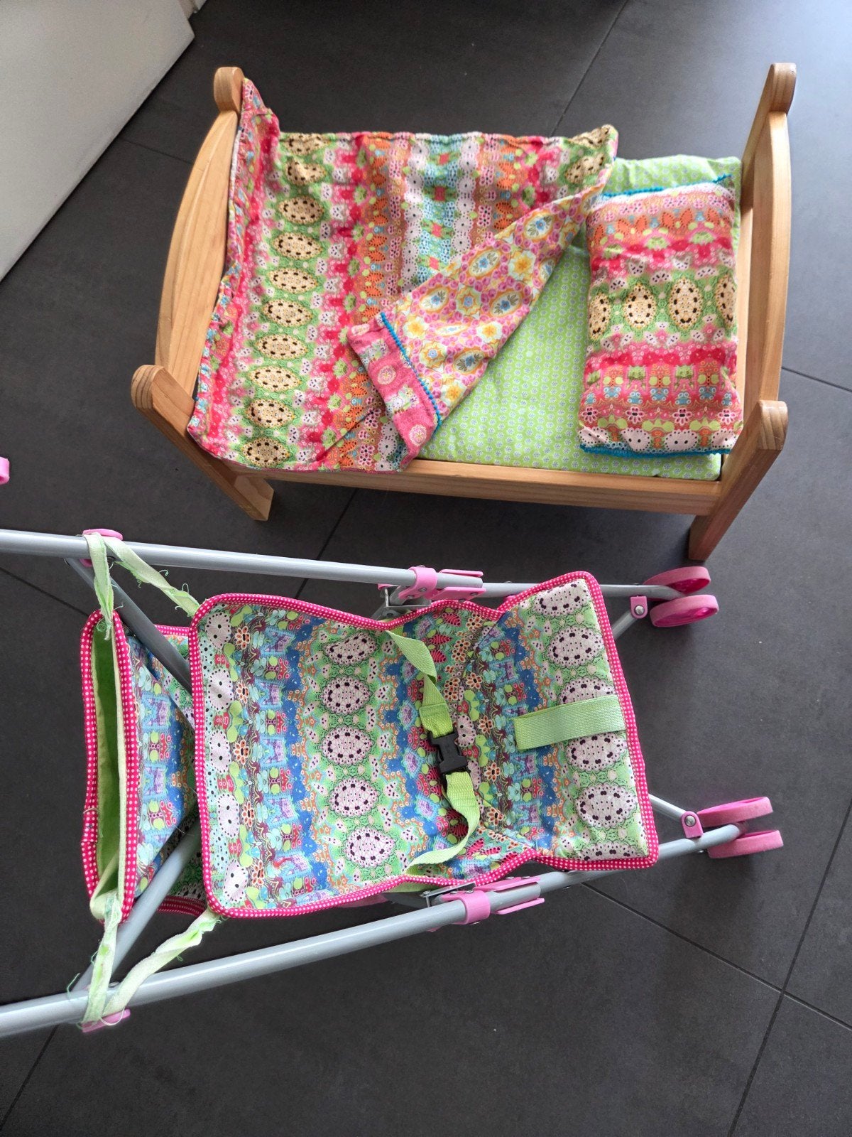 Poppenbedje en poppenbuggy met kleurrijke stoffen, Ophalen, Gebruikt, Overige typen