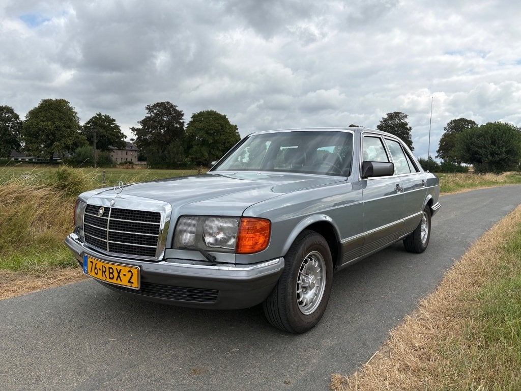 1983 Mercedes-Benz S-Klasse 380SE AUT Silberblau, Auto's, Mercedes-Benz, Achterwielaandrijving, Leder, Particulier, Blauw