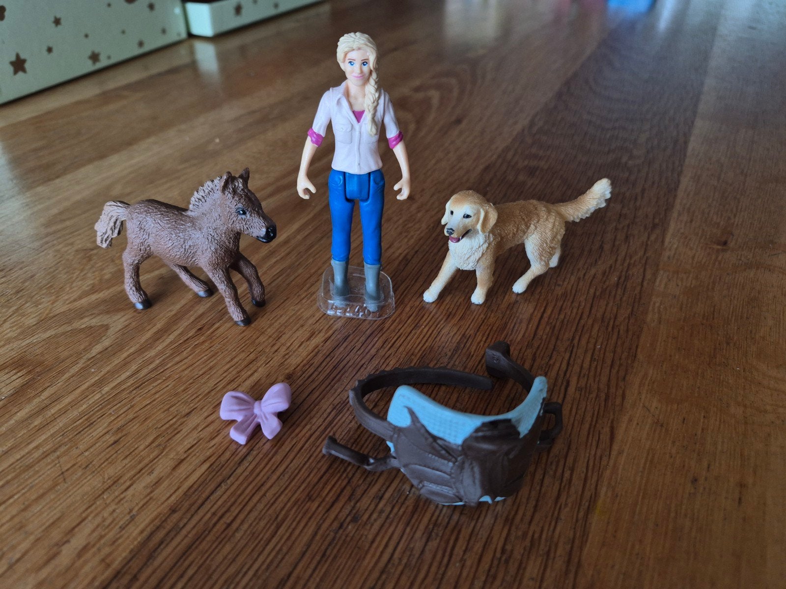 Schleich hond pony dierenarts en zadel, Ophalen of Verzenden, Zo goed als nieuw