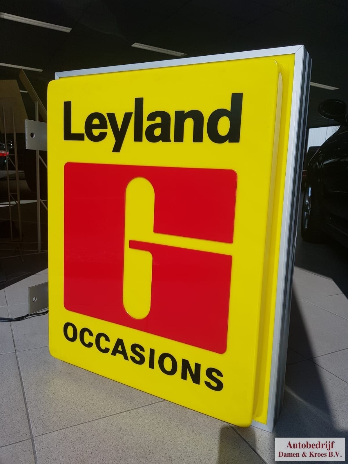 Auto Showroom Reclamebord Leyland Occasions G geel rood, Verzamelen, Gebruikt, -, -, Ophalen of Verzenden