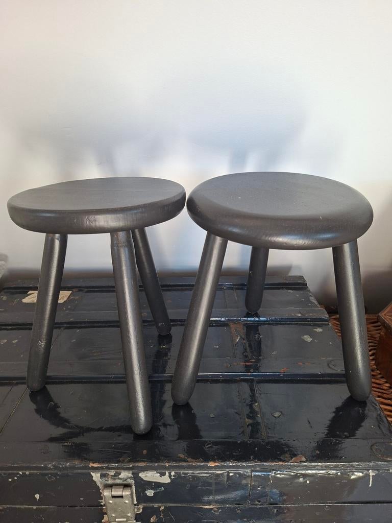 Set van 2 zwarte oude brocante melkkrukjes, Huis en Inrichting, Krukjes, Ophalen of Verzenden, Gebruikt, Hout