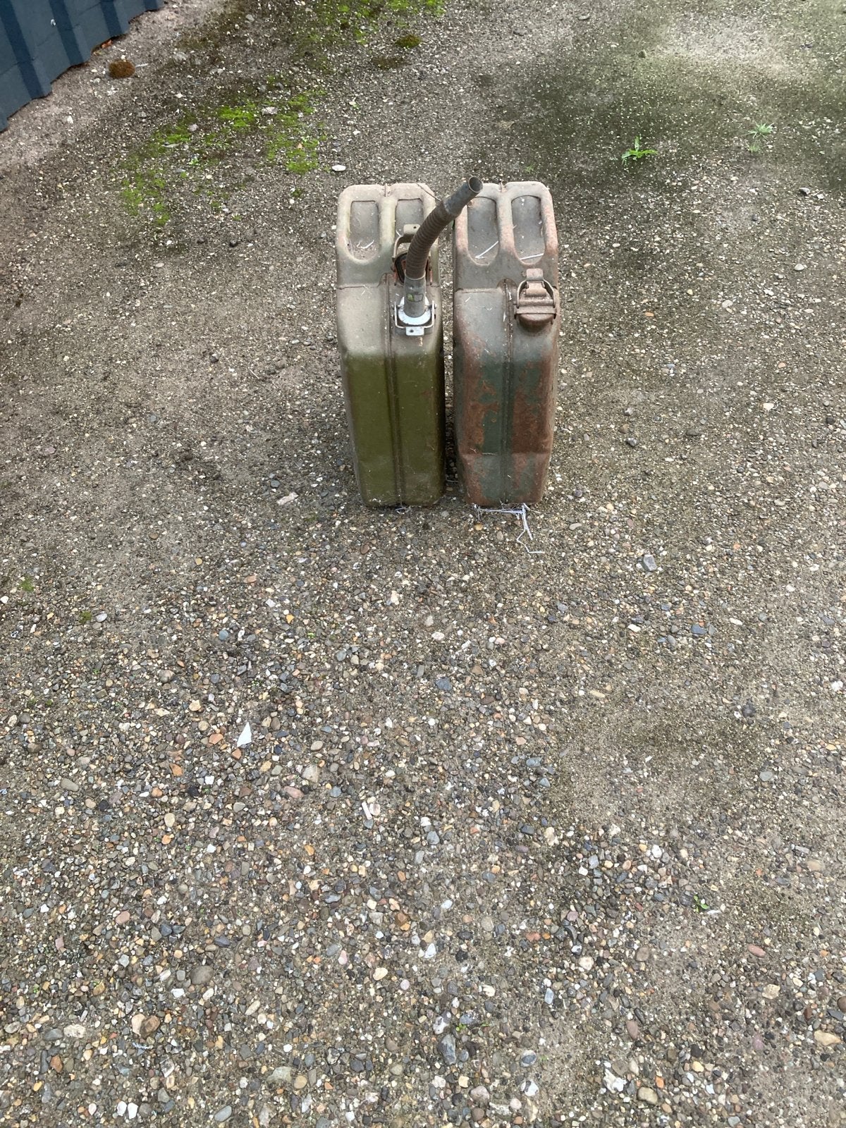 IJzeren jerrycans met schenktuit, Ophalen
