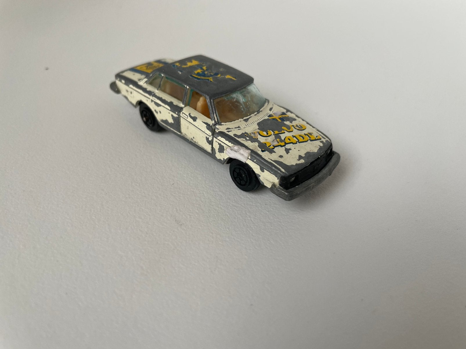 model Volvo 2-serie 244 DL wit decals, Yatming 1/50 bespeeld, Ophalen of Verzenden, Gebruikt, Auto