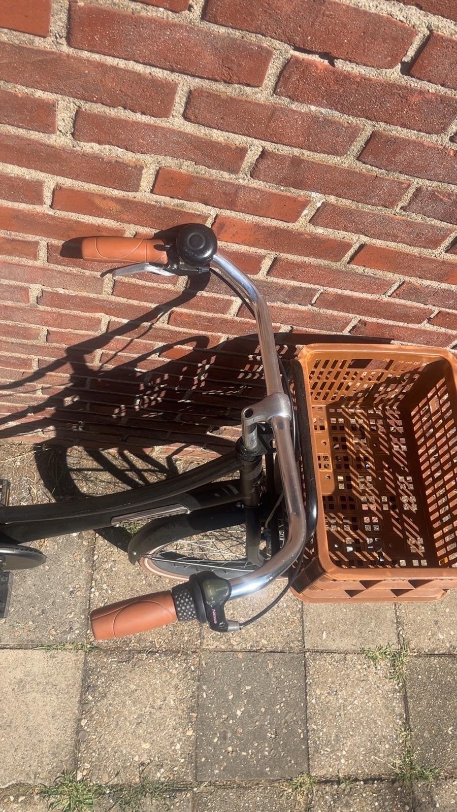Foto 4 van Zwarte stadsfiets met mand en versnellingen