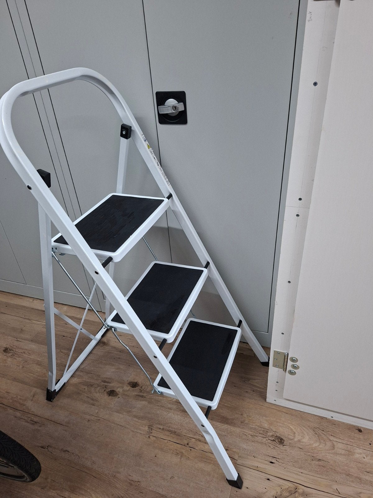 77€  Zo goed als nieuwe degelijke huishoudtrap ladder trapje, Ophalen, Trap, Zo goed als nieuw, Opvouwbaar of Inschuifbaar