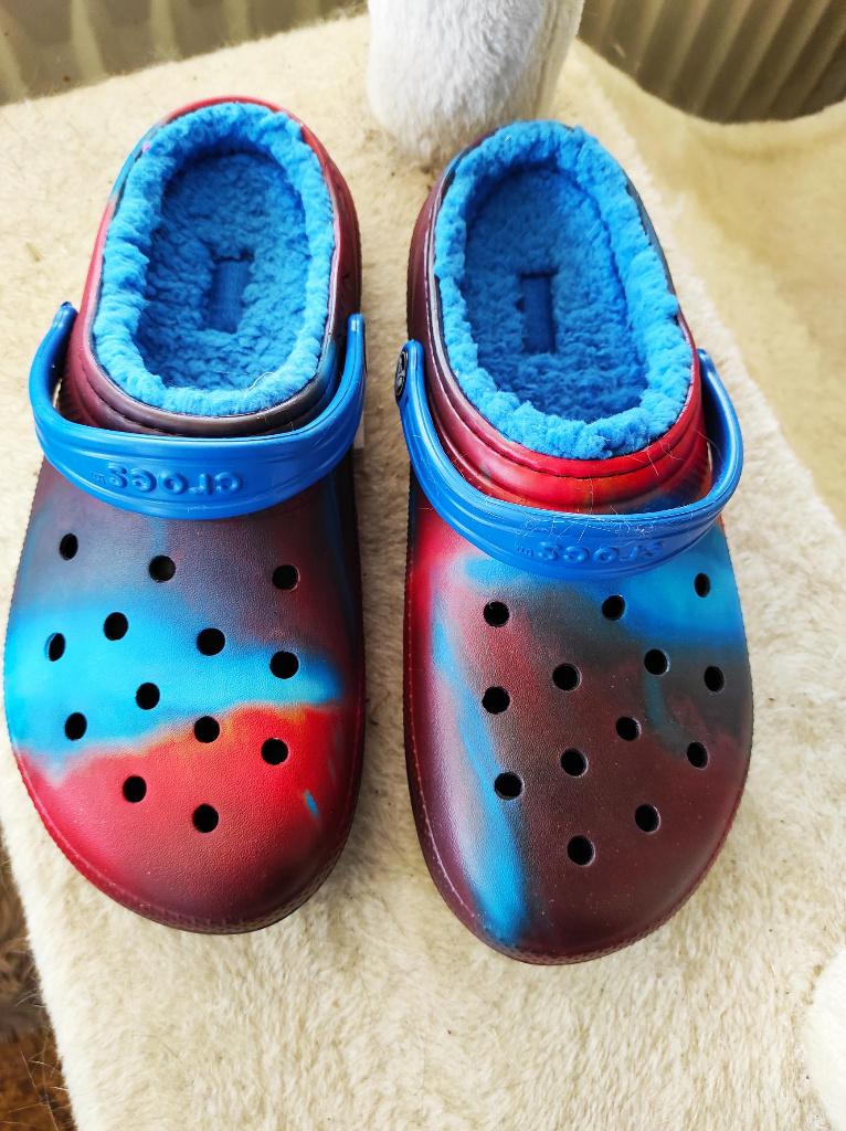 Meerkleurige gevoerde Crocs maat 38-39, Kleding | Dames, Schoenen, Overige kleuren, Verzenden, Overige typen, Nieuw