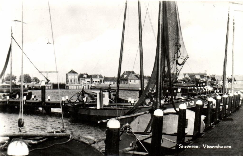 Staveren, Vissershaven - boten brug - ongelopen, Ophalen of Verzenden, 1960 tot 1980, Ongelopen, Friesland