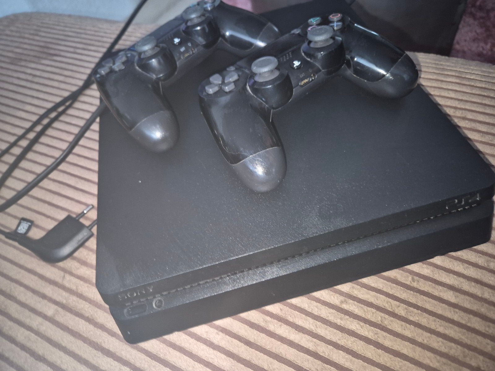 PlayStation 4 Slim met 2 controllers incl 5 games, 500 GB, Met 2 controllers, Ophalen of Verzenden, Zo goed als nieuw