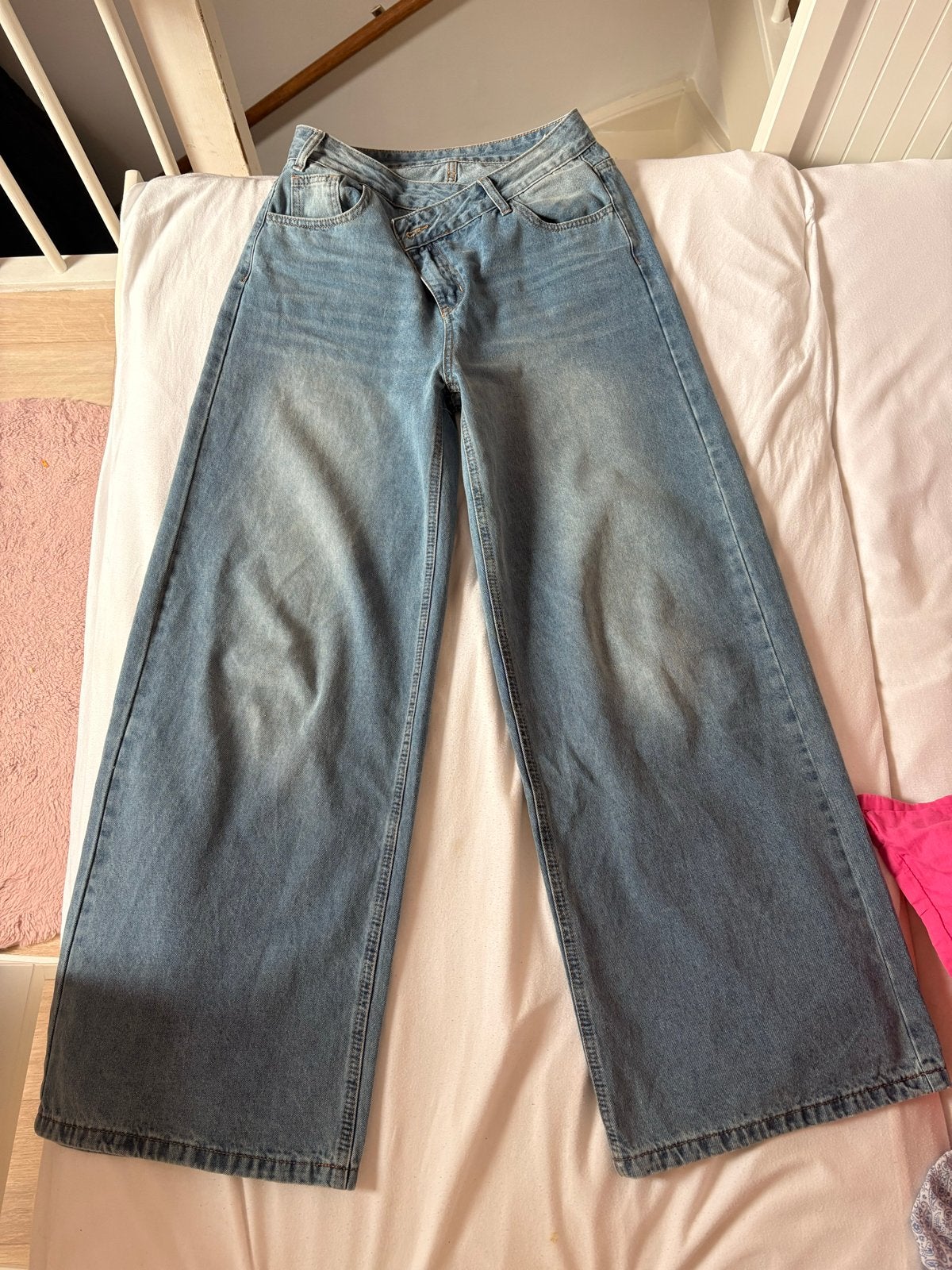 Trendy wide leg jeans met gekruiste taille, Ophalen of Verzenden, Zo goed als nieuw, Blauw, W28 - W29 (confectie 36)