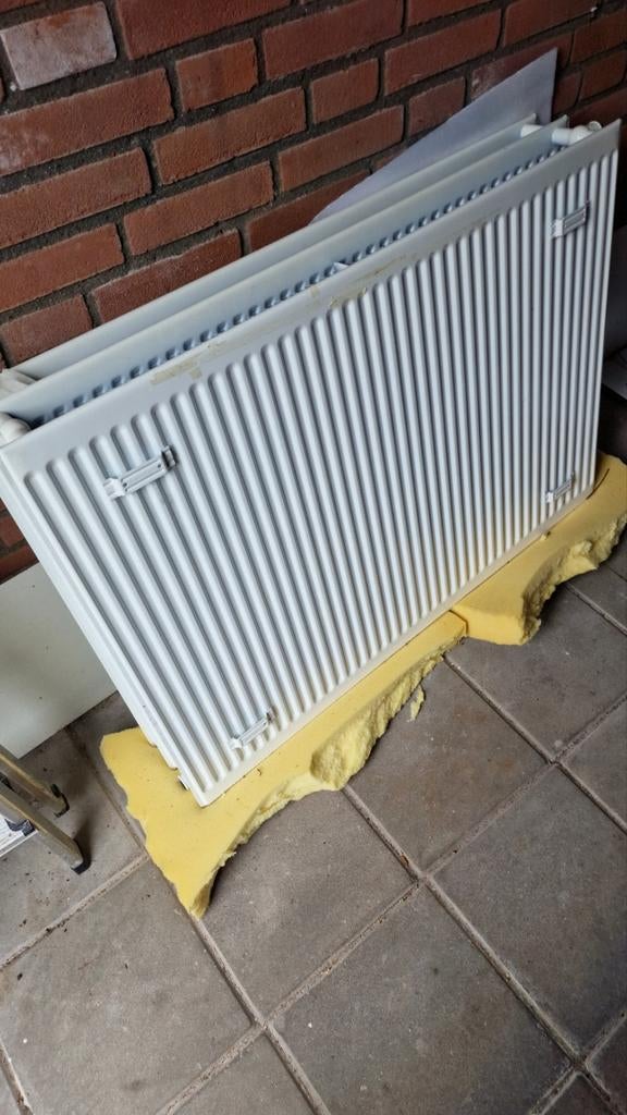 Witte radiator 102x70 cm met ophangsysteem, Ophalen, 30 tot 80 cm, Gebruikt, Radiator
