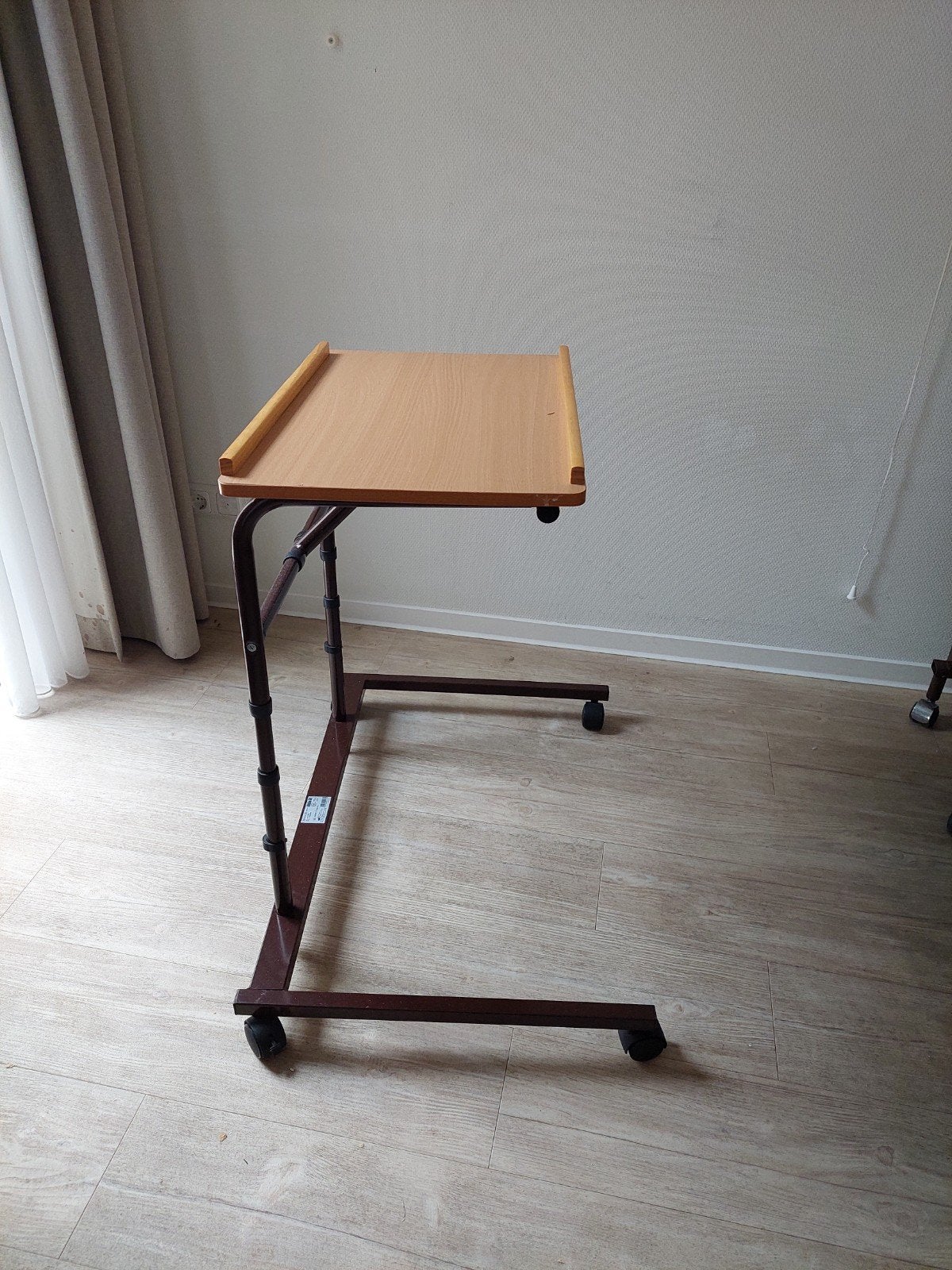 Verstelbare Stoeltafel / Bijzettafel op wielen, Diversen, Verpleegmiddelen, Ophalen, Gebruikt