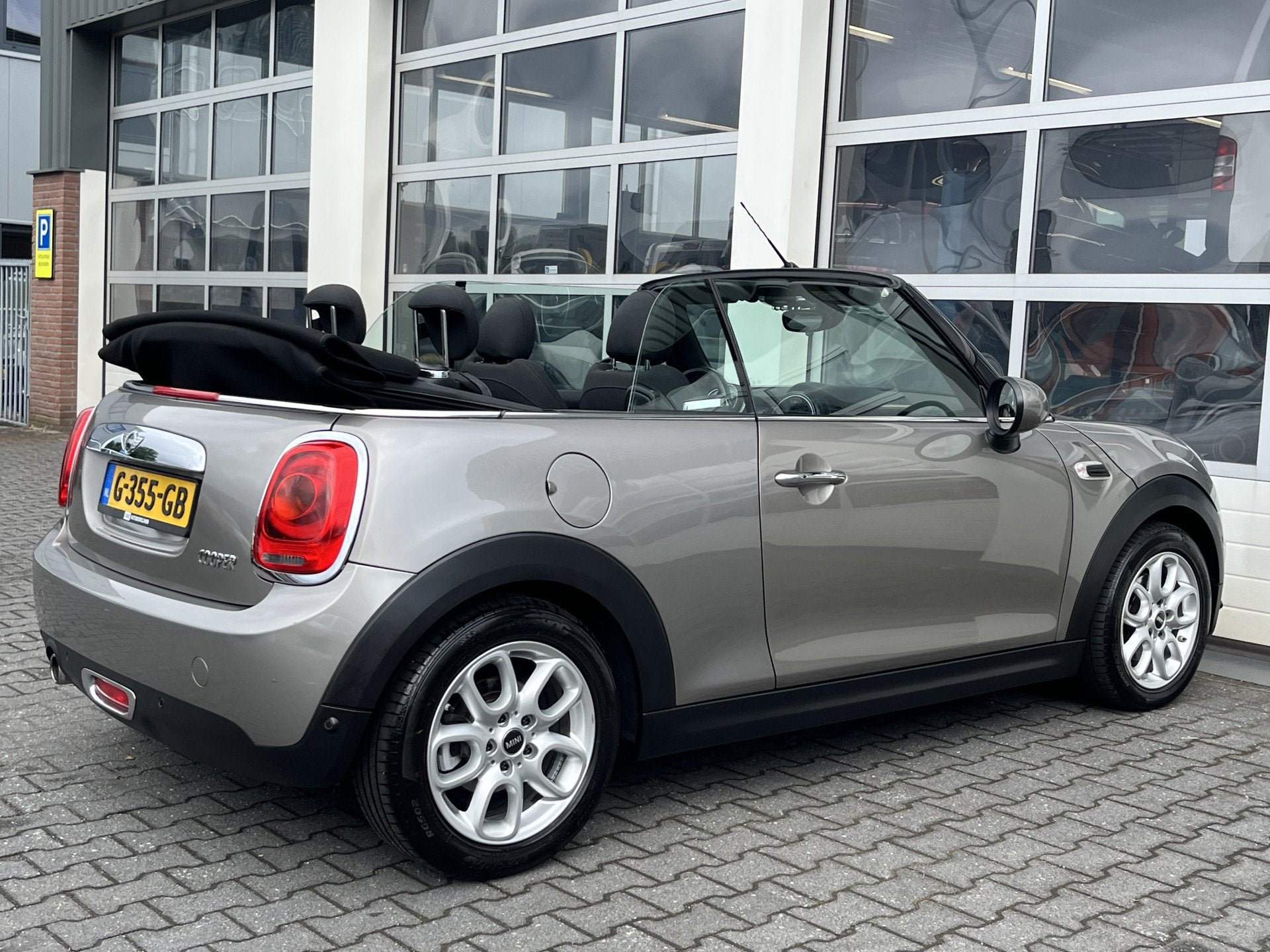 MINI Cabrio 1.5 Cooper Salt Airco Cruise control Stoelverwar, Auto's, Gebruikt, Cabriolet, 4 stoelen, Bedrijf