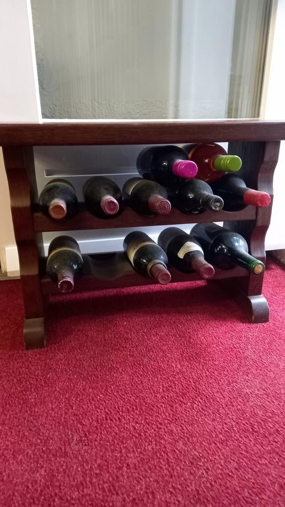 Wijnrek met oude wijnflessen, Ophalen of Verzenden, Gebruikt, Hout, 50 tot 75 cm