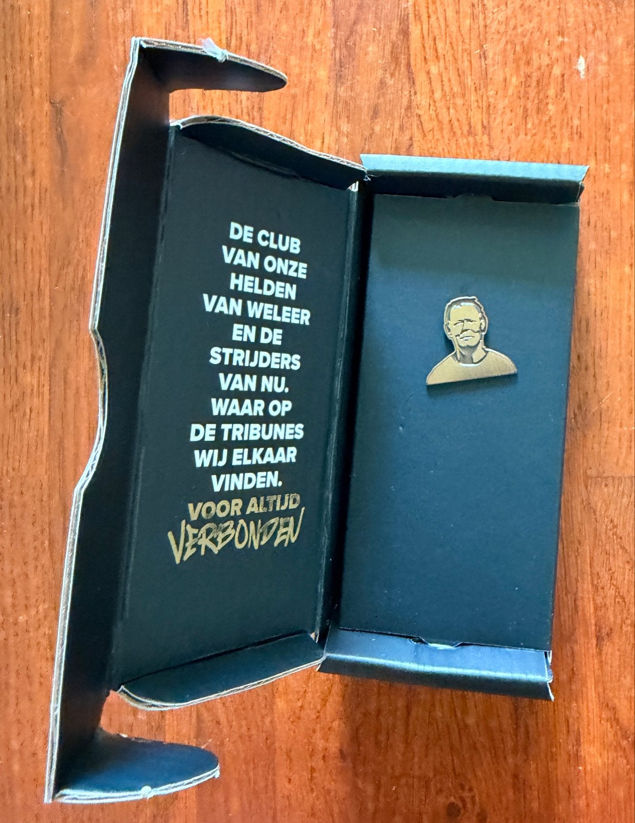Uniek Fc Groningen speldje Koeman, Verzamelen, Speldjes, Pins en Buttons, Verzenden, Nieuw