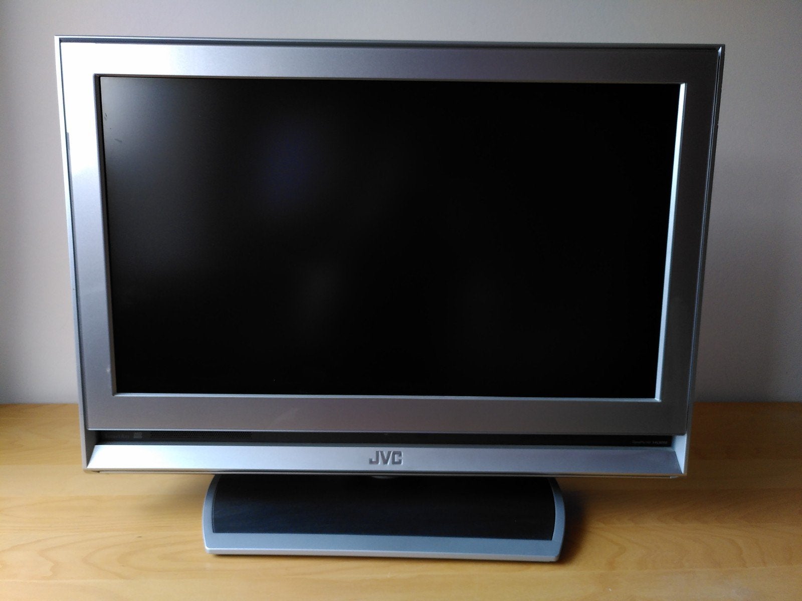Zilveren JVC televisie met ingebouwde speakers., Gebruikt, 50 Hz, LCD, 60 tot 80 cm