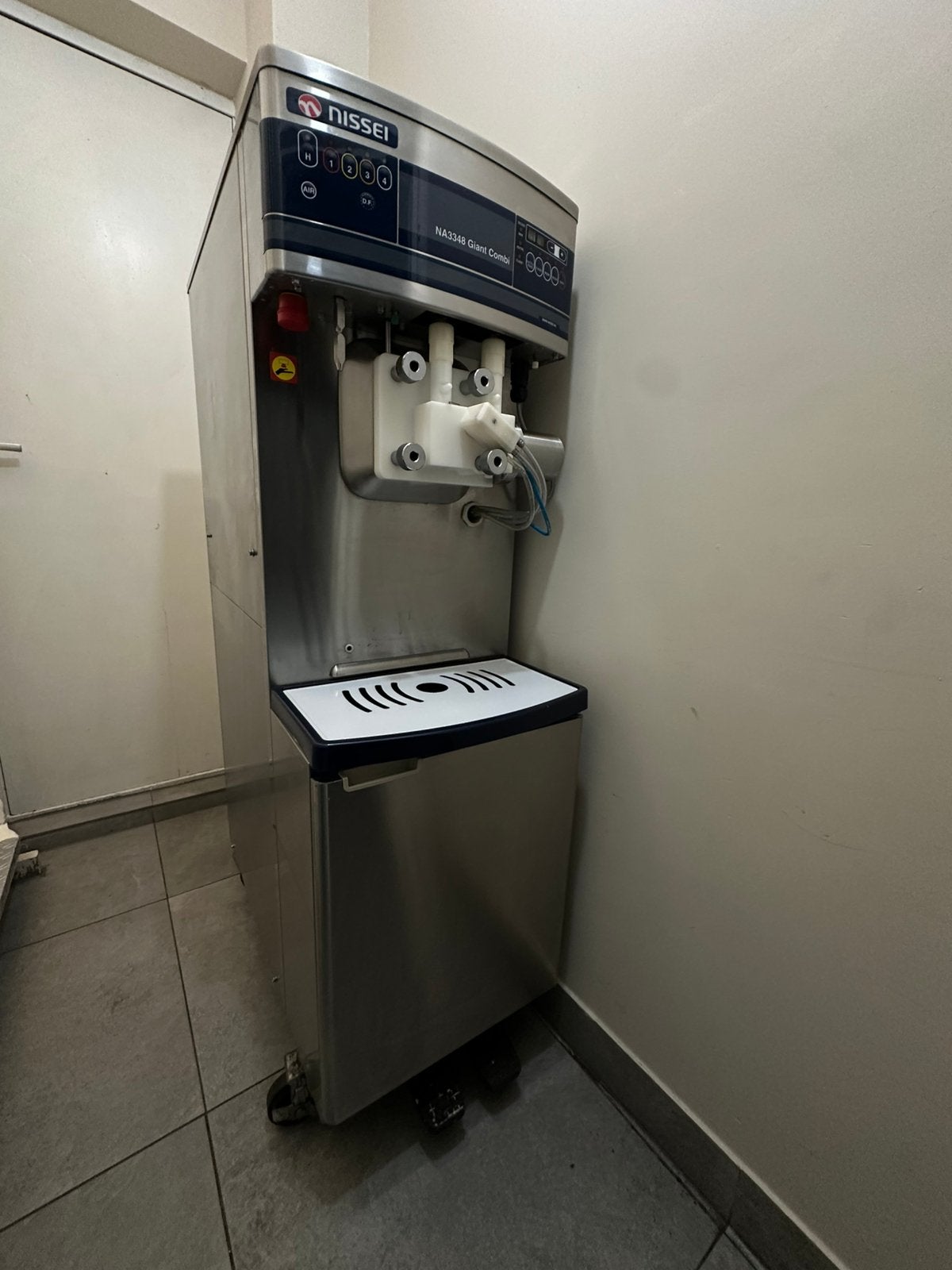 Nissei NA3348 Giant Combi - Softijs & Milkshakemachine, Witgoed en Apparatuur, Ophalen, Zo goed als nieuw