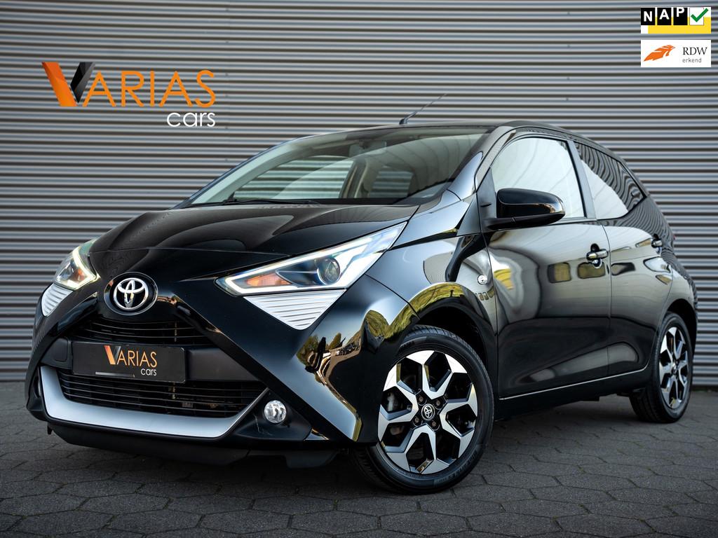 Toyota Aygo 1.0 VVT-i x-joy Camera Airco Cruise Xenon Blueth, Auto's, Toyota, Stof, Gebruikt, 4 stoelen, Zwart