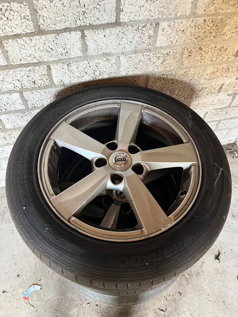 Set Volvo velgen met Pirelli banden. (V40), Motoren, Accessoires | Overige, Ophalen
