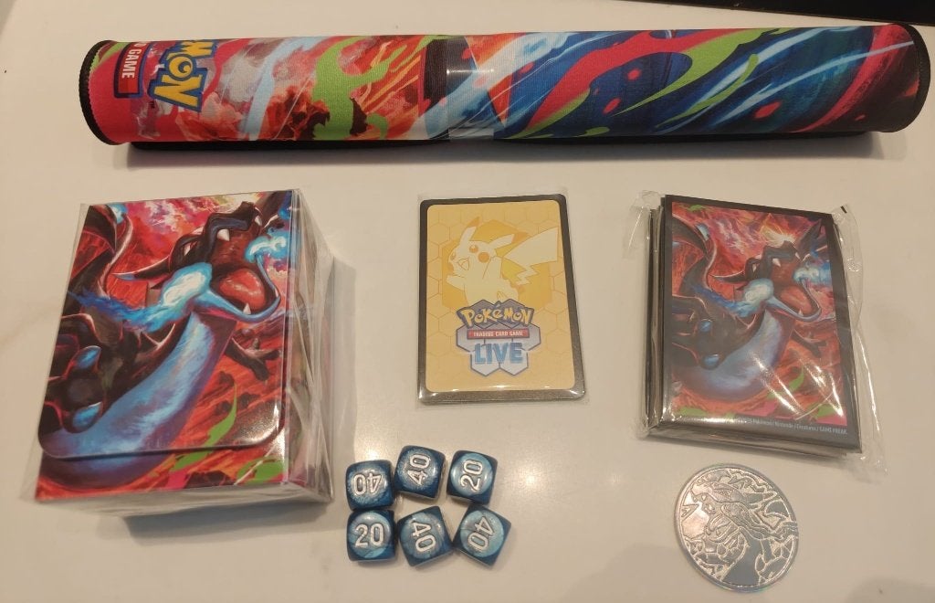 40x Mega Charizard UPC ACCESSOIRES (playmat, deckbox, etc), Ophalen, Nieuw, Sleeves of Kaarthoesjes