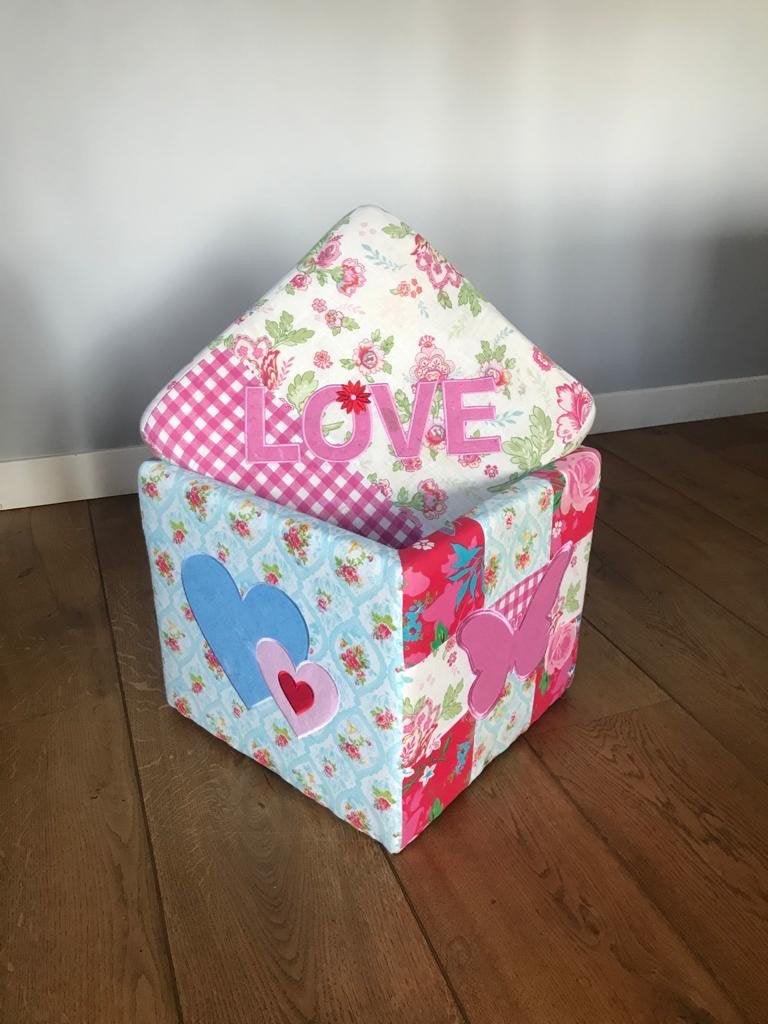 Leuke stoffen poef met hartjes en bloemenpatroon, Ophalen, Minder dan 50 cm, Gebruikt, Vierkant
