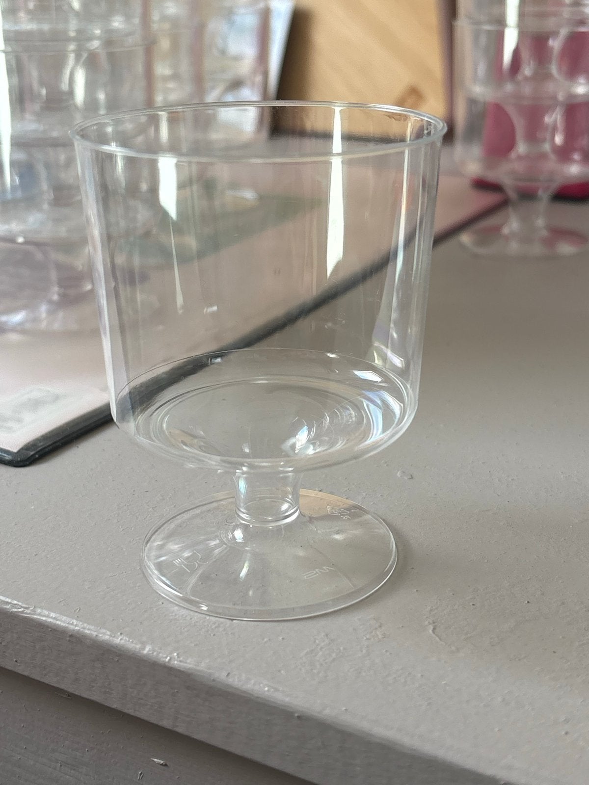 65 stuks plastic wijnglazen op voet, herbruikbaar, Huis en Inrichting, Keuken | Keukenbenodigdheden, Overige typen, Ophalen of Verzenden