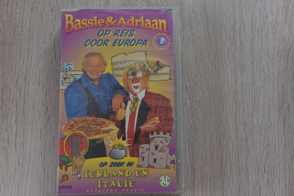 VHS - BASSIE & ADRIAAN - OP REIS DOOR EUROPA DEEL 3, Cd's en Dvd's, Serie, Verzenden, Alle leeftijden, Nederlands