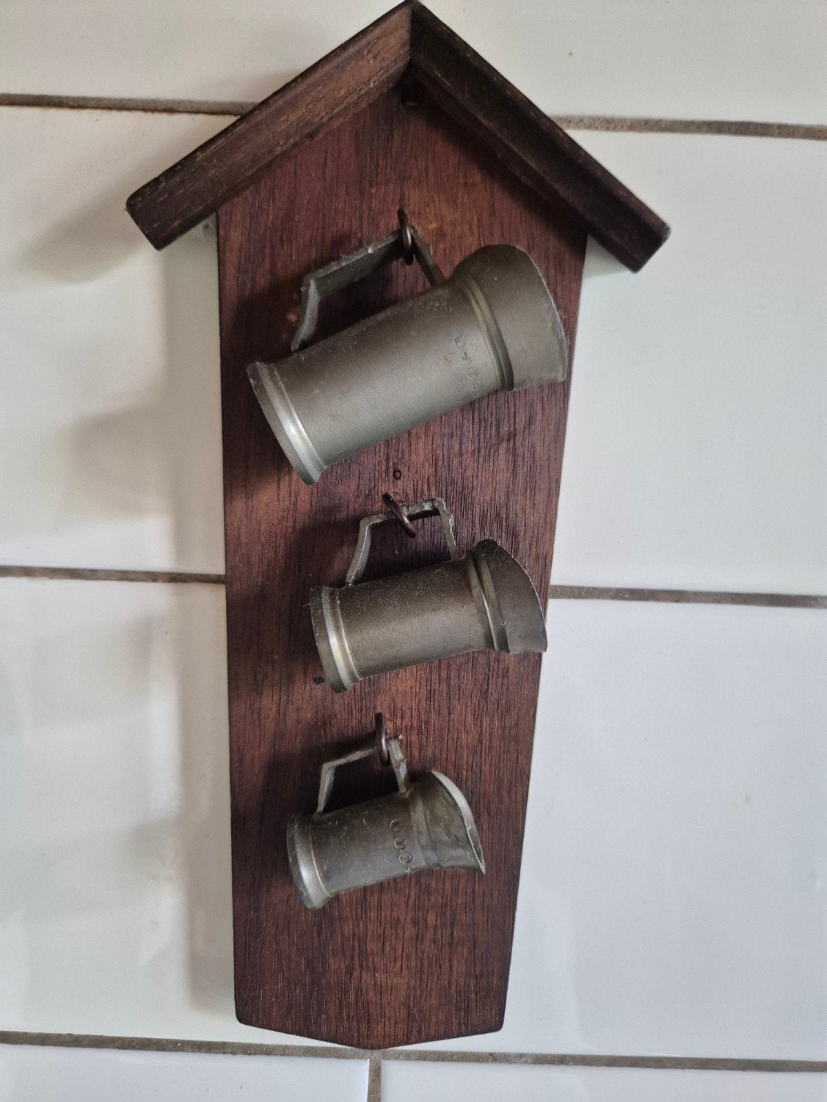 Vintage tinnen miniatuur bierpullen op houten plank, Ophalen of Verzenden