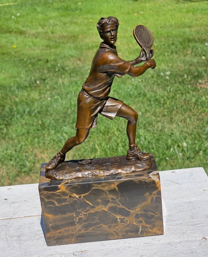 TENNISER OP MARMEREN BOET / bronzen beeld, Ophalen of Verzenden, Brons, Beeld