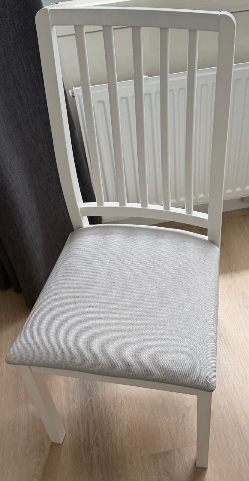 Twee witte stoelen met grijze stoffen zitting, Huis en Inrichting, Ophalen, Wit, Zo goed als nieuw, Eén