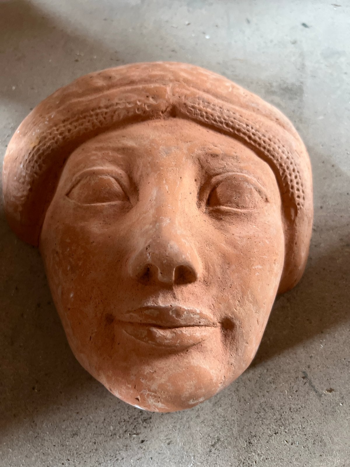 Terracotta Masker Vrouwengezicht Wanddecoratie, Antiek en Kunst, Handgemaakt, 20 - 50 cm, Steen of Keramiek, Bruin