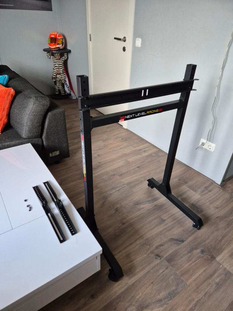 Next Level Racing Freestanding Monitor Stand, Ophalen, Houder/standaard, Zo goed als nieuw, Next Level Racing