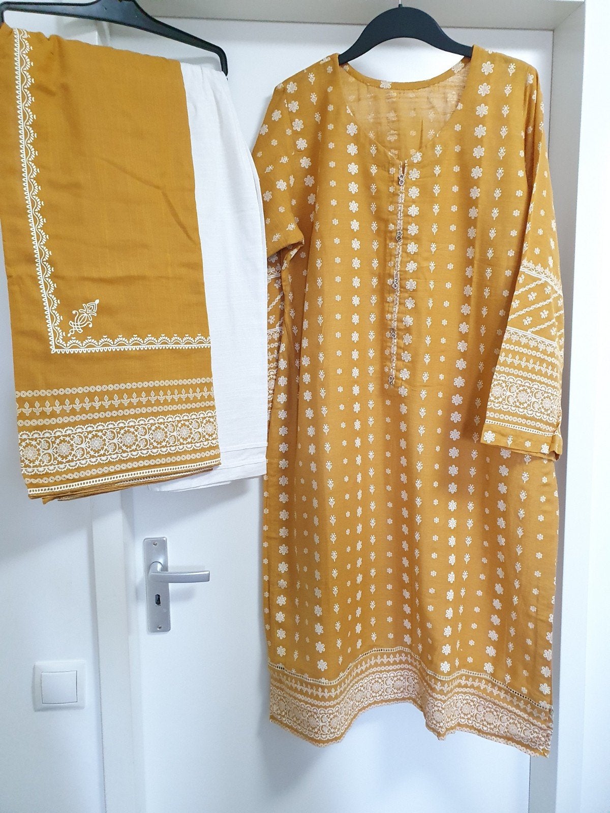 XL 3-delig Indiaas pak shalwar kameez sjaal mustard geel wit, Ophalen of Verzenden, Zo goed als nieuw, Maat 46/48 (XL) of groter