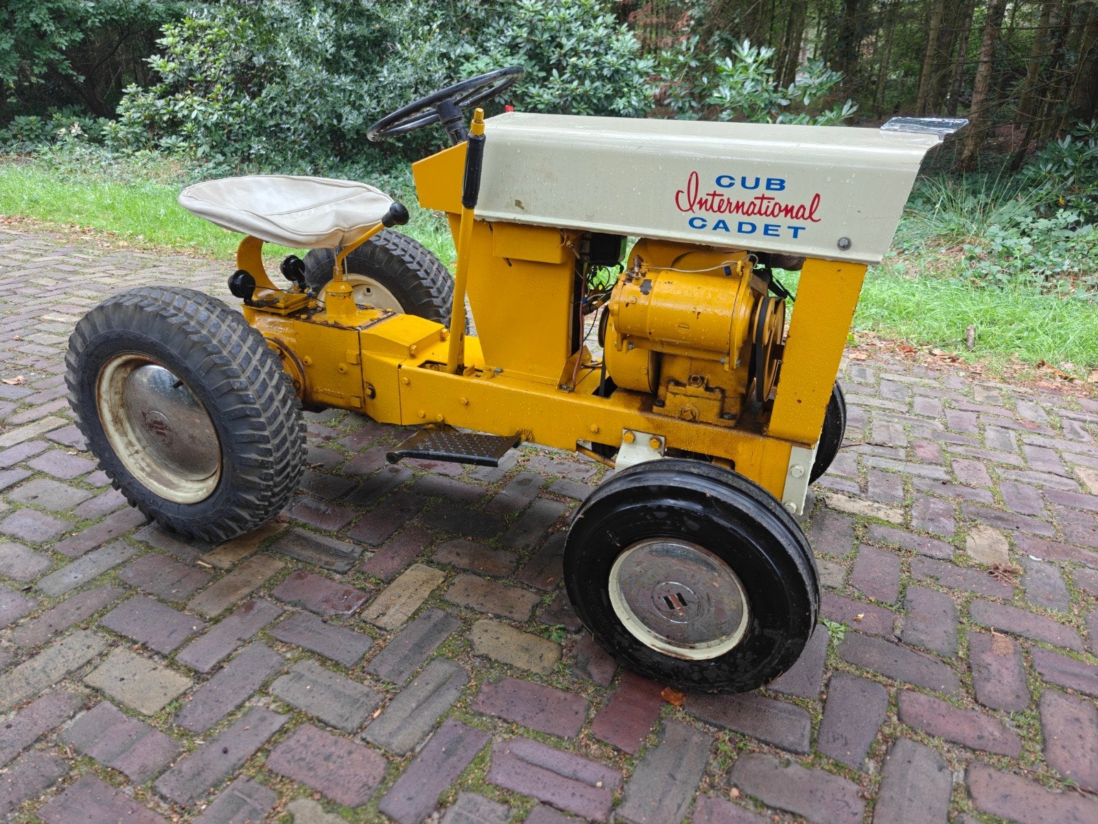International Cub Cadet Oldtimer Tractor, Ophalen, Cirkelmaaier, Elektrische starter, Zo goed als nieuw