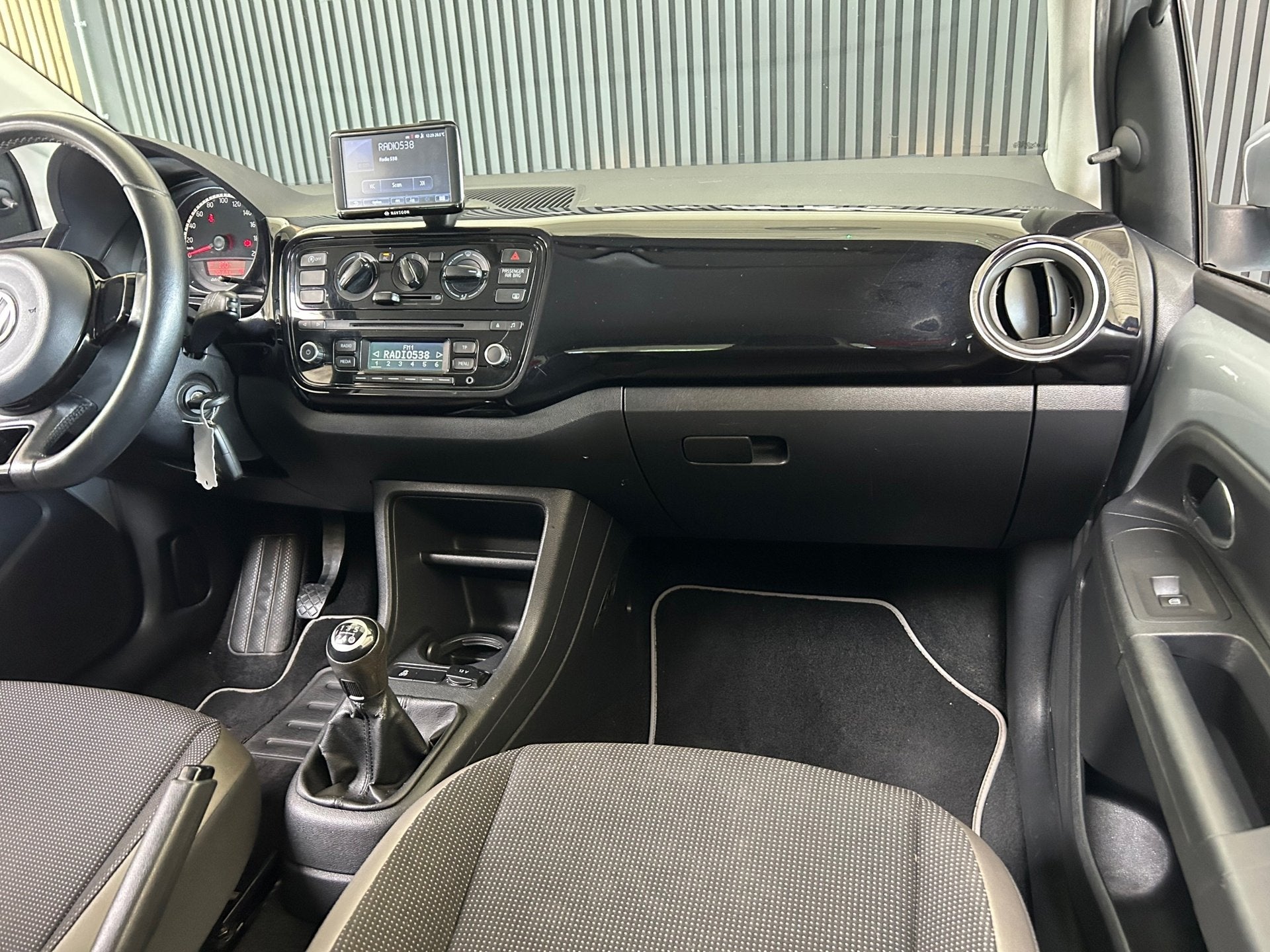 Volkswagen Up! 1.0 take up! BlueMotion AIRCO|NAVI|16INCH-LM, Voorwielaandrijving, Euro 5, Stof, Gebruikt