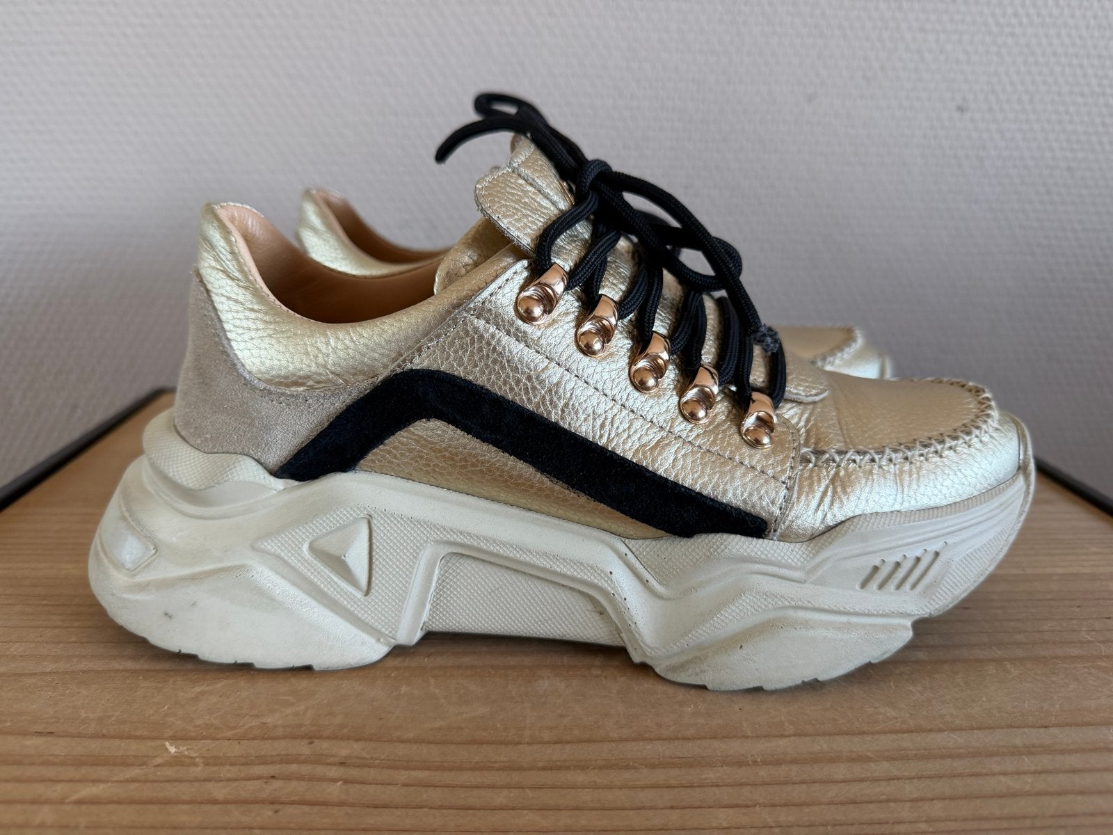 Babouche Leren Gouden Sneakers Maat 41, Overige kleuren, Ophalen of Verzenden, Sneakers of Gympen, Zo goed als nieuw