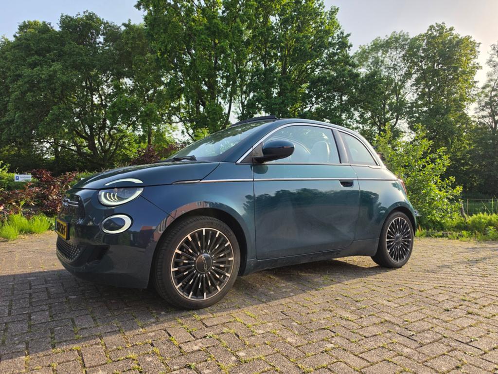 Fiat 500e LaPrima Cabrio Aut 2021 Groen BTW, Auto's, 118 pk, 4 stoelen, Te koop, 30 min