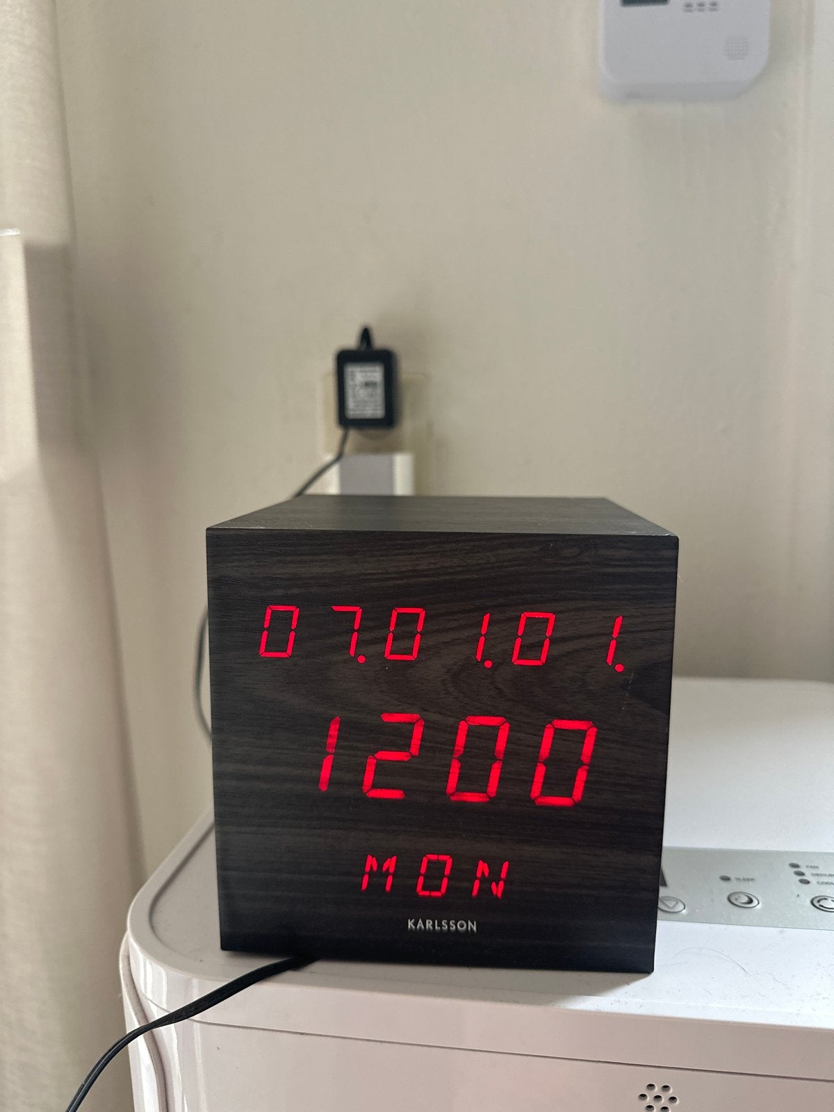 Karlsson digitale wekker - Houtlook met rood display, Bruin, Ophalen of Verzenden, Zo goed als nieuw, Digitaal