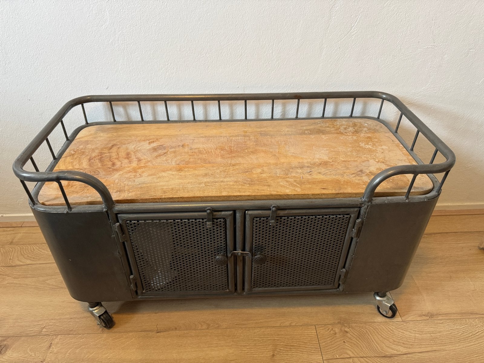 Industriële salontafel/tv-meubel met wielen, Ophalen, Gebruikt, 100 tot 150 cm, Metaal