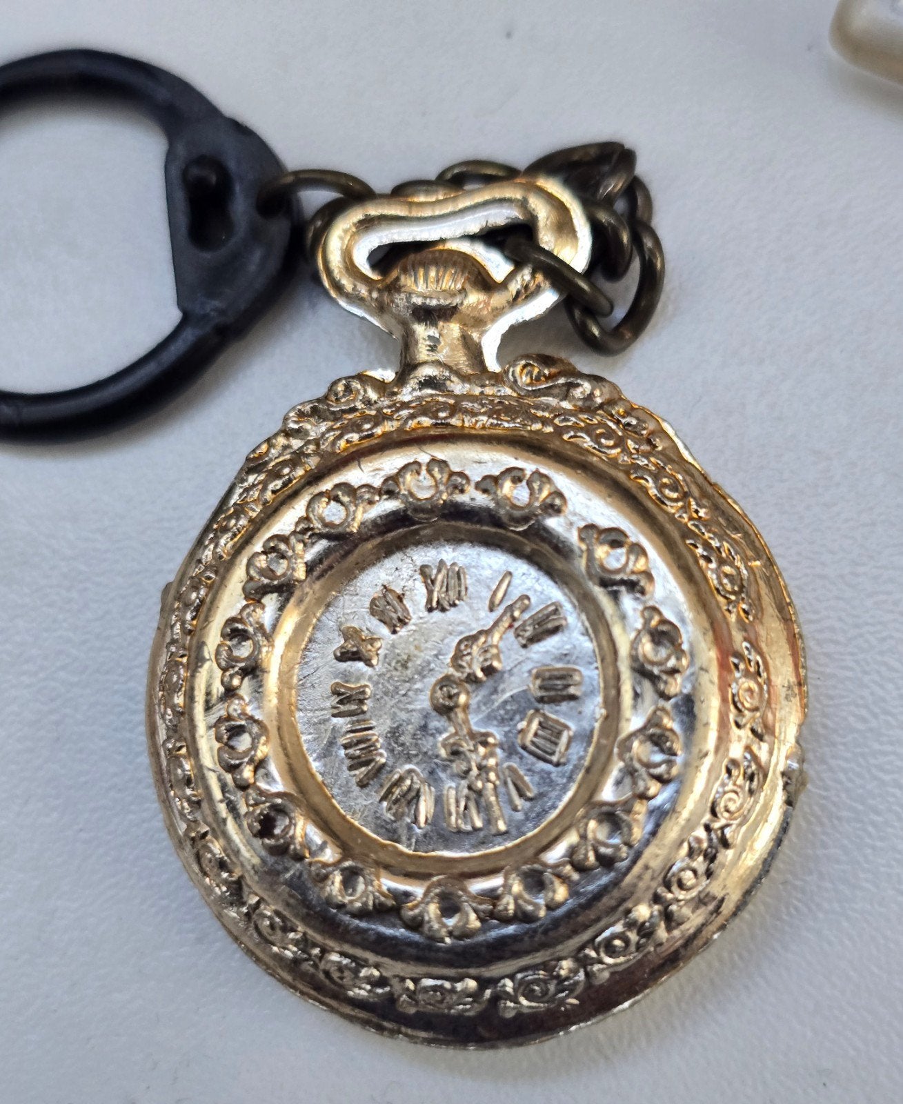 Sleutelhanger dubbelzijdig zakhorloge design, Verzamelen, Ophalen of Verzenden, Gebruikt, Overige typen