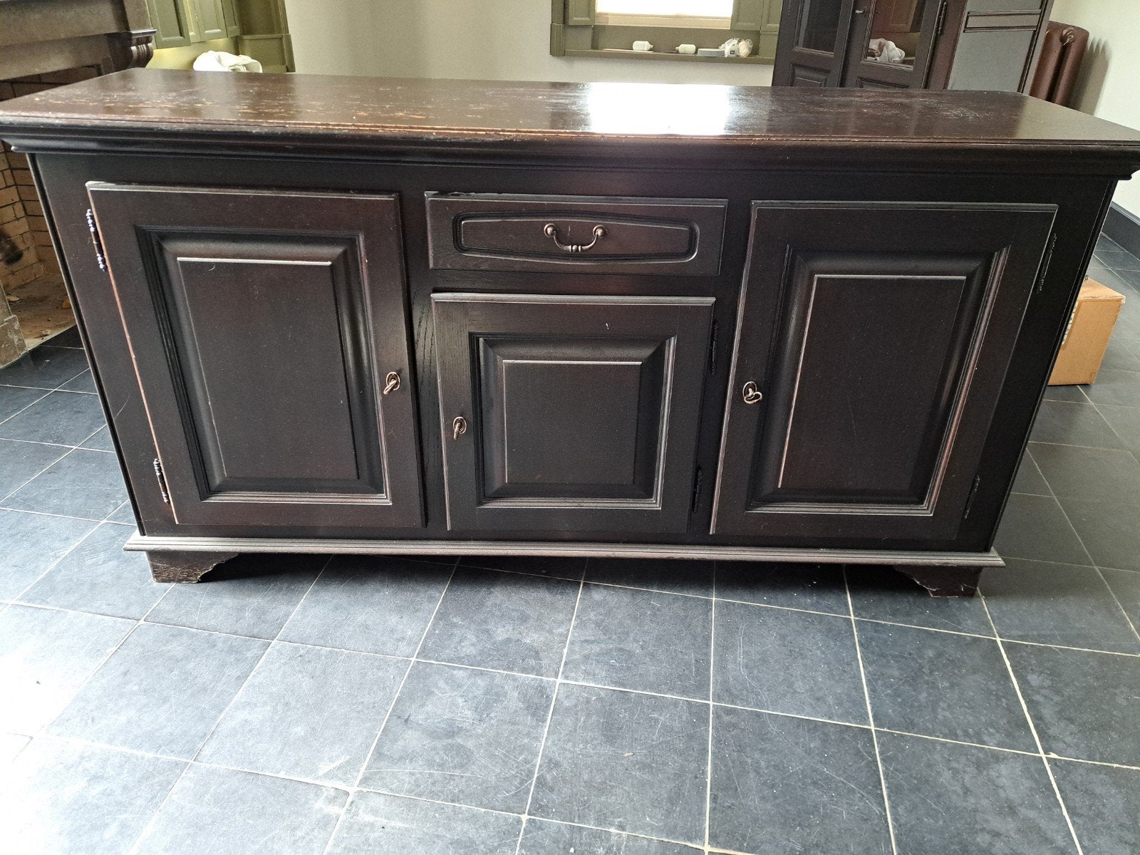 Donkerbruin dressoir met 3 deuren en 1 lade, Ophalen