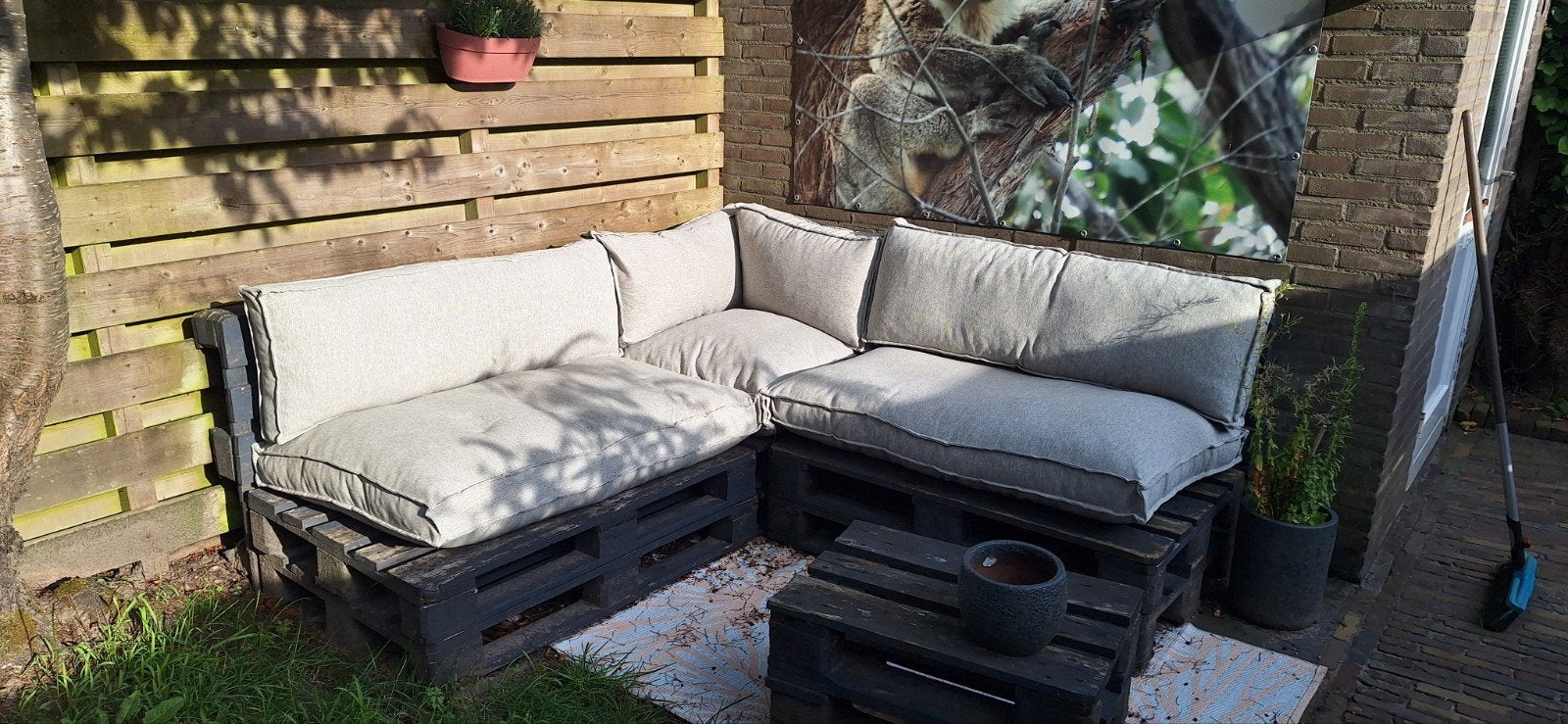 Palletbank met Kussens (bank geniet wat liefde en aandacht), Tuin en Terras, Tuinsets en Loungesets, Ophalen, Gebruikt, Hout, Bank