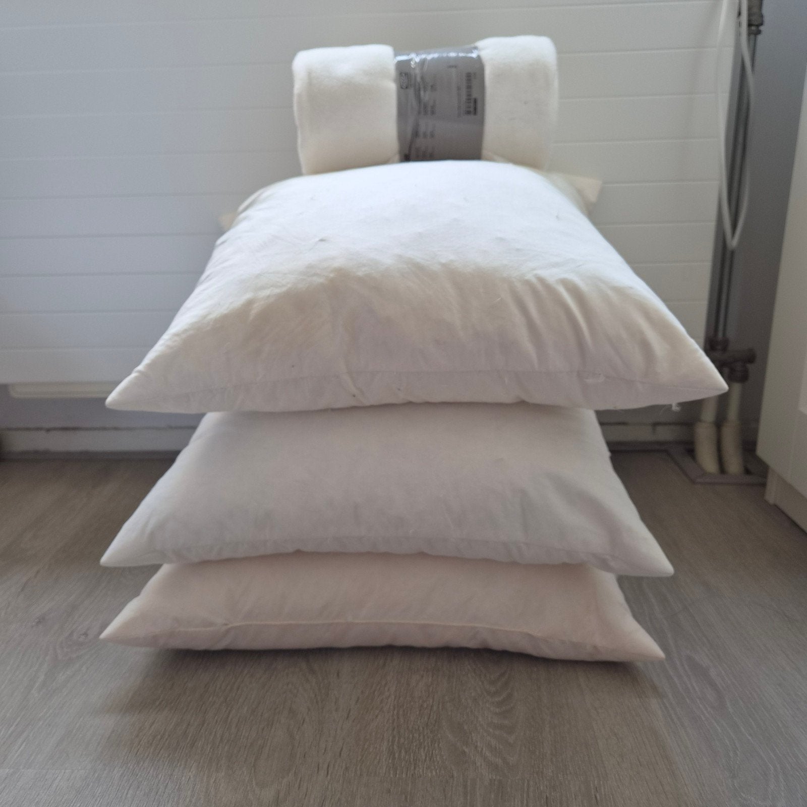 Set van 3 IKEA FJÄDRAR sierkussens 50x50 cm + gratis plaid, Ophalen, Gebruikt, Inclusief binnenkussen, Wit