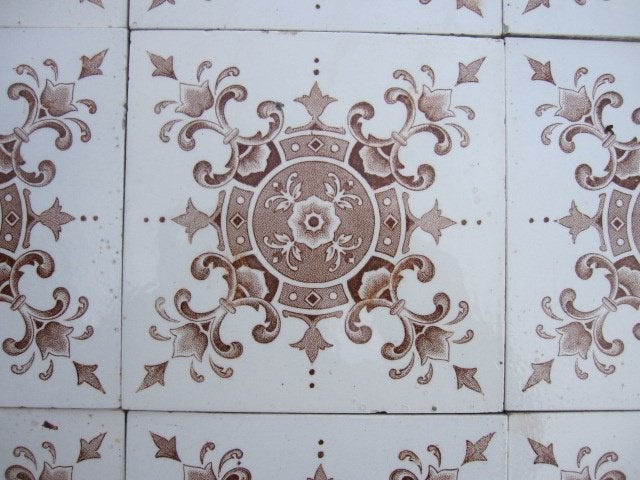 64 antieke tegels wit met roodbruine afbeelding 15x15cm, Antiek en Kunst, Ophalen